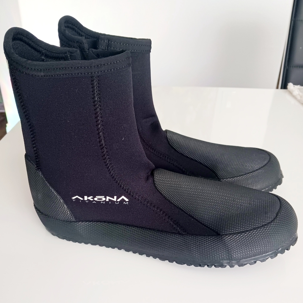 Akona Titanium dive boots. Size 8. Mint condition
